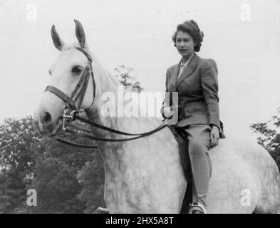 Prinzessin Elisabeths eigene irische Stute Colleen. Sie und Prinzessin Margaret Rose genießen fast täglich eine zweistündige Fahrt, was eine sehr informelle Angelegenheit ist. Sie tragen selten Mützen - nur einen Schal über dem Kopf, wenn das Wetter rauh ist - tatsächlich tragen sie nur zum Springen und Jagen (denen sie beide folgen) Mützen. 4. September 1946. Stockfoto