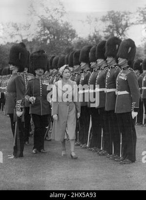 Prinzessin Elizabeth Deputierten für den König. - Prinzessin Elisabeth, die die Wachen nach der Zeremonie inspiziert. Ihre Königstochter Prinzessin Elizabeth trat für den König S.M., der einen leichten Grippeanfall hat, als sie dem 3. neue Farben präsentierte. Bataillon Grenadier Wache am Buckingham Palace. 25.Mai 1951. (Foto von Sport & General Press Agency Limited). Stockfoto