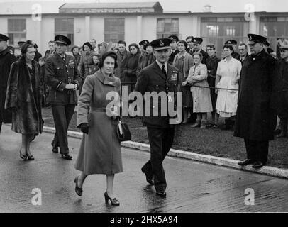 Prinzessin Elizabeth fliegt zu ihrem Ehemann nach Malta zum zweiten Hochzeitstag - Prinzessin Elizabeth geht mit dem Leiter des Flugpersonals Lord Tedder bei ihrer Ankunft am Flughafen London zu Fuß. Hinter uns ist Lady Mountbatten. Am Morgen ihres zweiten Hochzeitstages verließ Prinzessin Elizabeth den Flughafen London mit einem Flugzeug des King's Flight um 24 Stunden Verspätung durch den dichten Nebel, der über England fegte, um sich ihrem Mann Prinz Philip auf Malta anzuschließen. Sie wird vor Weihnachten wiederkommen. Sie wurde von Lady Mountbatten begleitet, die sich ebenfalls ihrem Ehemann Admiral Lord Louis anschließen wird Stockfoto