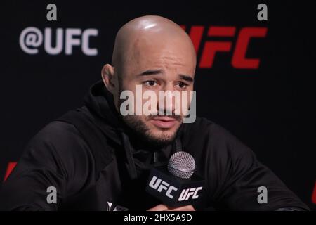 9. März 2022, Las Vegas, Nevada, Las Vegas, NV, USA: LAS VEGAS, NV - 9. MÄRZ: Marlon Moraes interagiert mit Medien während des UFC Fight Night 203 Media Day am 9. März 2022 in Las Vegas, Nevada, USA. (Bild: © Diego Ribas/PX Imagens via ZUMA Press Wire) Stockfoto