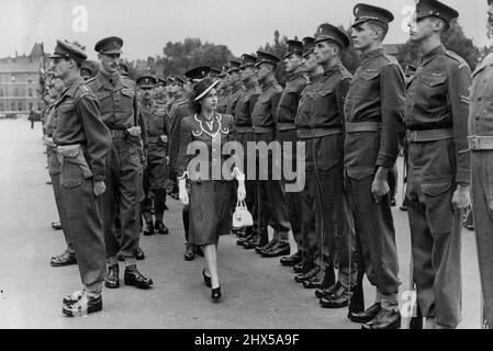 Prinzessin Elizabeth inspiziert die Grenadier Guards - Prinzessin Elizabeth, die während der Inspektion an den Reihen vorbeikommt. Prinzessin Elizabeth inspizierte das Regiment, dessen Oberst sie ist, in Chelsea Barracks, London. 8. Juli 1947. (Foto: Sport & General Press Agency, Limited). Stockfoto