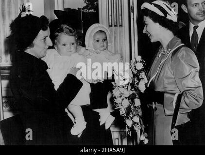 Prinzessin trifft zwei Babys am selben Tag wie Prinzessin Anne geboren - Worthing: Lächelnd Prinzessin Elizabeth wird Mrs. Green und ihrem Baby Diana Mary und Mrs. J.Harris und ihrer Tochter Mary Joyce vorgestellt, als sie während ihrer Tour durch die Südküste das Courtland Hospital in Worthing besuchte. Die beiden Babys wurden beide am selben Tag geboren wie Prinzessin Anne, das jüngste Kind des gleichen Tages wie Prinzessin Anne, das jüngste Kind der Prinzessin und des Herzogs von Edinburgh. 19.Mai 1951. Stockfoto