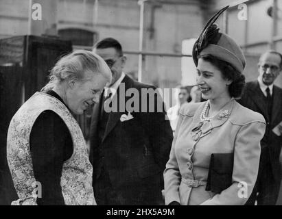 Prinzessin Elizabeth trifft Eisenbahnarbeiterin - Prinz Elizabeth wird gesehen, wie sie sich mit der Gewinnerin Clarke unterhielt, einer Poliererin von 42 Jahren Dienst während ihres Besuchs in den Waggons- und Wagenwerken der British Railways in Wolverton, Bucks., Heute, 11. März, war dies der erste königliche Besuch der British Railways, seit sie unter staatliche Kontrolle kamen. 23. März 1948. (Foto von Associated Press Photo). Stockfoto