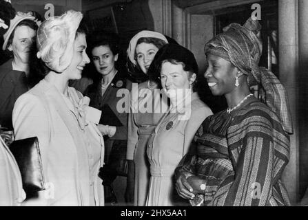 Prinzessin Elizabeth trifft Mrs. Kale - Prinzessin Elizabeth im Gespräch mit Mrs. S.I. Kale aus Lagos, IA, als sie eine Londoner Kundgebung mit 3.600 jungen Frauen, alle Mitglieder der Mothers Union, in der Central Hall, Westminster besuchte. 18. Oktober 1949. (Foto: Sport & General Press Agency, Limited). Stockfoto