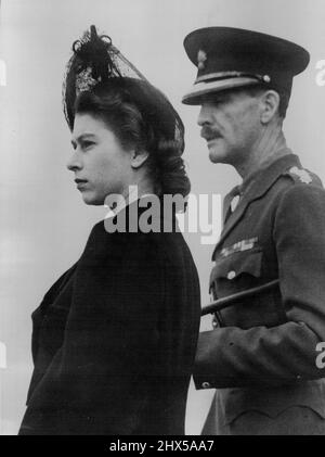 Prinzessin Elizabeth inspiziert ihr Regiment - Prinzessin Elizabeth an der saluierenden Basis während des vergangenen marsches. Mit ihr ist Colonel E.H. Goulburn (Distinguished Service Order), Oberstleutnant des Regiments. Die Prinzessin trauert um Prinzessin Helena Victoria, die vor wenigen Tagen starb. Prinzessin Elizabeth (die Herzogin von Edinburgh), als Oberst der Grenadier Guards, inspizierte das Bataillon des Regiments 2. in der Caterham (Surrey) Barracks, in der Nähe von London. Die Regimenter der Garde-Brigade, Rissbildung der britischen Armee, bilden den königlichen Leibwächter mit der Hauskavallerie an Stockfoto