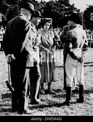 Prinzessin hat Ein Wort mit ihrem Jockey - Prinzessin Elizabeth spricht heute mit ihrem Jockey A. Grantham im Fontwell-Park. Neben der Prinzessin auf der linken Seite steht Monaveens Trainer Peter Cazalet. Prinzessin Elizabeth war heute (Montag) im Fontwell Park, um Monaveen, die Grand National-Kandidatin, die sie in Partnerschaft mit der Queen besitzt, beim Sieg der Chichester Handicap Chase zu beobachten - seinem ersten Ausflug in seinen neuen Farben. Monaveen, geritten von A. Grantham, besiegte Random Knight (Zweiter) und Mart in M (Dritter). Die Prinzessin war nach dem Feiertag der königlichen Familie am Tag zuvor von Balmoral zurückgekehrt. O Stockfoto