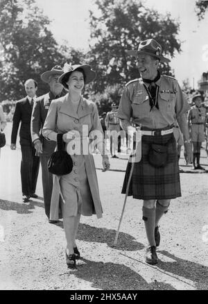 Jamboree-Pfadfinder des Commonwealth von Princess Review. - Prinzessin Elizabeth bei einem Spaziergang mit dem Chief Scout Lord Rowallan während ihrer Besprechung von Kontingenten aus dem britischen Commonwealth, die am kommenden World Jamboree in Österreich teilnehmen werden, war das Gelände des Clarence House, der Londoner Heimat der Prinzessin, der Veranstaltungsort für die Überprüfung. 28. Juli 1951. Stockfoto