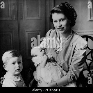 Erstes Bild von Prinzessin Elizabeth mit Tochter - Hier ist das erste Bild von Prinzessin Elizabeth, mit ihrer Tochter, die am 15. August 1950 im Clarence House, London, geboren wurde, zu ihr und dem Herzog von Edinburgh. In diesem Bild ist Prinzessin Elizabeth mit dem Baby abgebildet, das Prinzessin Anne Elizabeth Alice Louise heißen wird, und ihrem Sohn Prinz Charles, der im November zwei Jahre alt sein wird. Dieses Bild wurde im Clarence House von Cecilbeaton gemacht. 15. September 1950. (Foto von Associated Press Photo). Stockfoto