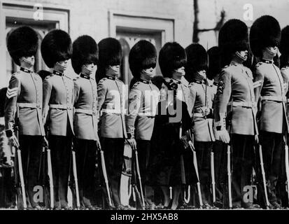 Königin Elizabeth unter den Giganten -- Königin Elizabeth, die vor der Präsentation die Soverign's Company der Grenadier Guards inspiziert. ***** Das Unternehmen ist eines der besten ***** Männer in der gesamten britischen Armee. Im Schloss Windsor überreichte die Königin der Königlichen Kompanie die Farbe und den königlichen Standard des Regiments der Königlichen Kompanie der 1. Grenadier und der Königliche Standard ist eine Besonderheit der Grenadier Guards und hat kein Gegenstück in einem anderen Infanterieregiment. Der Brauch wurde von König Karl II. Im Jahr 1661 begonnen und ist seitdem von fast jedem Soverign verfolgt worden Stockfoto