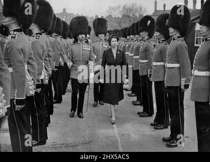 Prinzessin Elizabeth inspiziert Grenadier Guards - Prinzessin Elizabeth inspiziert heute Morgen den Wächter der 3. Batt in Chelsea, mit ihrem IS Lieut. Col T.F.C. Die Prinzessin Elizabeth von Winnington besuchte heute Morgen das 3. Bataillon Grenadier Guards in den Chelsea Barracks und inspizierte die Truppen, die sie Oberst des Regiments ist. Königin Elizabeth ist sowohl winziger als auch zierlicher, als sie jemals auf einer gedruckten Seite erschien. 16.Mai 1951. Stockfoto