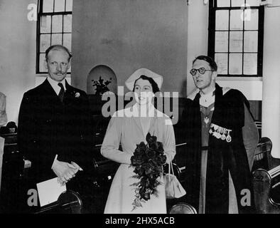 Die Königin im Königreich Schottland - die Königin wird gezeigt Änderungen, die im Inneren des Canongate Kirk vorgenommen wurden. Mit ihr sind der Reverend Ronald Selby Wright und Herr Lindsay, der für die Veränderungen verantwortlich ist. Gestern besuchte ihre Majestät ihr Königreich Schottland zum ersten Mal seit ihrem Beitritt. Sie wird in den nächsten Tagen im Palast des Holyrood-Hauses in Residence sein und hatte gestern eine geschäftige Runde von Engagements in der schottischen Hauptstadt. 26. Juni 1952. (Foto von Paul Popper). Stockfoto