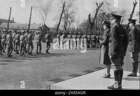 Prinzessin Elizabeth inspiziert die Wachen -- Prinzessin Elizabeth grüßt bei einem vormarsch der Grenadier-Wachen - deren Oberst sie ist - bei einer Überprüfung in England. 22. März 1945. (Foto von Planet News Ltd.) Stockfoto