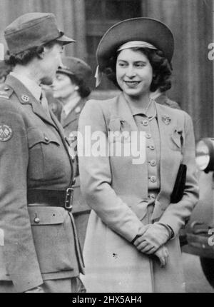 Prinzessin chattet mit amerikanischer Ambulanzfahrerin -- Prinzessin Elizabeth (rechts) chattet mit einer amerikanischen Ambulanzfahrerin im Buckingham Palace, London, England, während einer Überprüfung der weiblichen Fahrer des Dienstes am 24. Oktober. Der Dienst, der 1940 mit Mitteln von in Großbritannien lebenden Amerikanern gegründet wurde, wird am 3. November aufgelöst. 31. Oktober 1945. (Foto von Associated Press Photo). Stockfoto