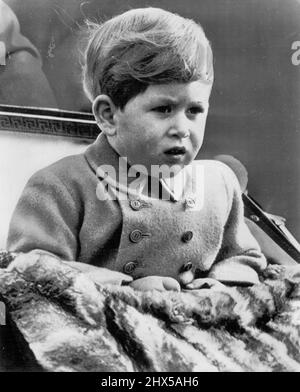 Zukünftiger Prinz von Wales -- Prinz Charles, Sohn der neuen britischen Königin Elizabeth, die eines Tages Prinz von Wales werden soll, wird hier in einem Geburtstagsbild gezeigt, das er im November 14 in seinem Kinderwagen im St. James' Park in London gemacht hat. Prinz Charles wird nun der erste in der Reihe, der den Thron bestiegen hat. 6. Februar 1952. (Foto von AP Wirephoto). Stockfoto
