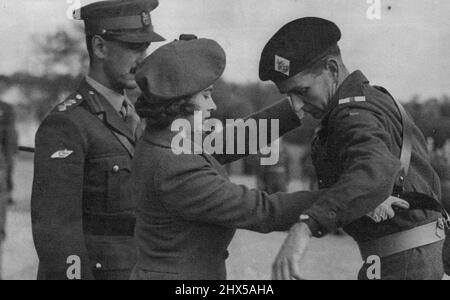 Prinzessin Elizabeth in Sandhurst -- Prinzessin Elizabeth überreicht den Sam Browne Gürtel dem Offizier Cadet J.D. Garter, Recce. Von Maidenhead, berks England. Prinzessin Elizabeth besuchte im Oktober 27 das Royal Military College in Sandhurst, wo sie bei der Parade des Royal Armoured Corps, Nr. 100 O.C.T.U., den Gruß nahm. 28. Oktober 1945. Stockfoto