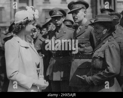 König und Königin veranstalten eine Partei für die zurückgeführten Gefangenen des Dominions -- Prinzessin Elizabeth im Gespräch mit der Kommandantinnen Boyd-Morarty aus Sydney. Australien hat sie beim Australian Nursing Service gedient. Die King End Queen veranstaltete eine Nachmittagsfeier für die ehemaligen Kriegsgefangenen des britischen End Dominion im Buckingham Palace, London. 20. Juni 1945. Stockfoto