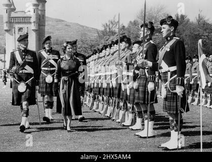 Cameron Highlanders bei Balmoral Queen präsentiert Farben -- Königin Elizabeth, in strahlendem Sonnenschein, die Parade zu überprüfen, als sie neue Farben für die 1. präsentierte. Bataillon, Cameron Highlanders der Königin, bei Balmoral. Sie sagte zu den Männern: „Ihr Regiment hat starke Verbindungen zu Balmoral, denn auf diesem Rasen, auf dem Sie heute aufgestellt werden, gab Königin Victoria den 2. neue Farben. Bataillon im Jahr 1898. 02. Juni 1955. (Foto von United Press International) Stockfoto