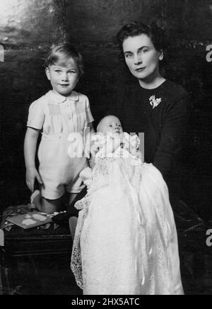 Ein neues Foto von: S.R.H. die Herzogin von Gloucester mit ihren Söhnen, Prinz William, geboren am 18. Dezember 1941, und Prinz Richard, geboren am 26. August 1944. 23. April 1945. (Foto von Eric Ager, Harris's Picture Agency) Stockfoto