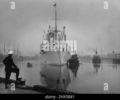 Züge -- werden unsere königlichen Besucher tragen. Die Gothic macht heute ein hübsches Bild, als sie im Nebel am Victoria Dock liegt. Dies ist die letzte Reise des Liners nach Australien, bevor sie für eine Umrüstung zur Vorbereitung auf die Royal Tour im nächsten Jahr ins Dock geht. Die Gotik wird die Königin und den Herzog von Edinburgh von Panama nach Sydney bringen. 17. Juni 1953. Stockfoto