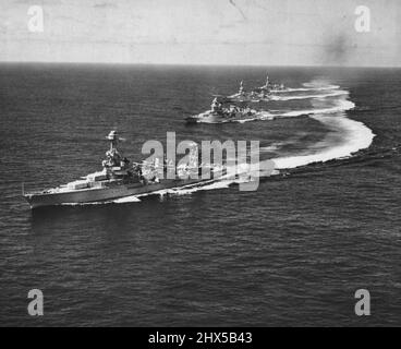 Kombinierte Flotte durchläuft Pre-Navy Day Übungen -- Schwere Kreuzer führen eine Rechtsdrehung durch jüngste Manöver, die vor der kalifornischen Küste von der kombinierten Flotte der US Navy in Vorbereitung auf den Navy Day, der am 27.. Oktober beobachtet werden wird, abgehalten wurden. 10. Juli 1939. (Foto von Wide World Photo). Stockfoto