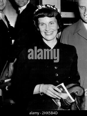 Billy Graham kommt in London an -- Billy Graham, der amerikanische Evangelist, kommt aus seiner schottischen Kampagne am Bahnhof Euston in London an. Billy Graham mit seiner Frau Ruth. 26.Mai 1955. Stockfoto