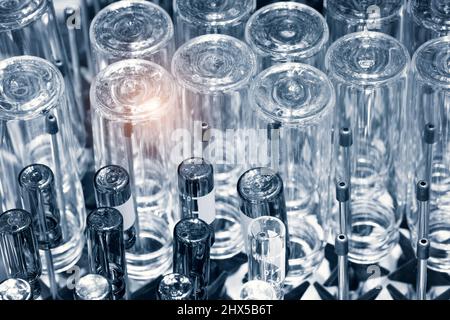 Die Glaskolbe, die Chemikalie- oder die Pharmaflasche in der Waschmaschine. Chemikalienbehälter. Glaswaren, Waschen, Reinigen Stockfoto