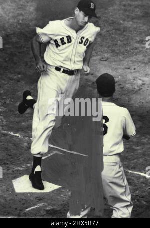 Williams Homer eliminiert Yankees -- Ted Williams, der linke Feldspieler der Boston Red Sox, überquert die Heimplatte, nachdem er im ersten Inning des Red Sox-New York Yankees-Spiels im Fenway Park in Boston, Oktober 2, einen Heimlauf gemacht hatte. Um Williams zu gratulieren, ist der dritte Baseman von Red Sox, Johnny Pesky, der auf Teds Homer traf. Der Blow, der die Red Sox frühzeitig vor den Yankees führte, erwies sich als der Auszahlungsstoss – genug, um die Yankees aus der Pantenjagd zu eliminieren – da die Yankees nur einen Lauf in dem Spiel erzielten, das die Sox 5:1 gewann. 10. März 1948. (Foto von Associated Press Photo) Stockfoto