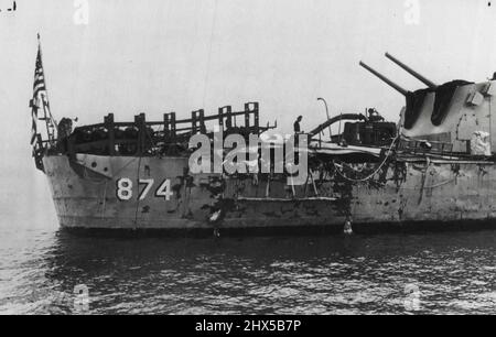 Zerstörer durch Explosion aufgerissen -- Ein langes gezacktes Loch nahe dem Heck des Zerstörers Duncan ist ein Beweis für die heftige Explosion auf dem Schiff, während es gestern 200 Meilen auf See war. Das Schiff ist im äußeren Hafen verankert, während Besatzungsmacht Tiefenladungen abbauen, von denen einige auf Deck links liegen. Bei der Explosion wurde ein Seemann getötet und 14 weitere verletzt. 2. März 1948. (Foto von AP Wirephoto). Stockfoto