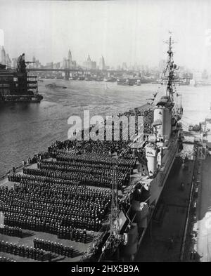 Ehrenträger für die Flotte von Onkel Sam - Crew-Mitglieder stehen in Formation und Besucher versammeln sich um die Lautsprecher stehen vor dem Inselüberbau und rammen das 900-Fuß-Flugdeck des Carriers Franklin D. Roosevelt während der Inbetriebnahmezeremonien auf dem New Yorker Marinestützpunkt heute (27. Oktober). Als offiziell der Tag der Marine mit diesen Zeremonien in Gange war, an denen Präsident Truman teilnahm. 27. Oktober 1945. (Foto von ACME). Stockfoto