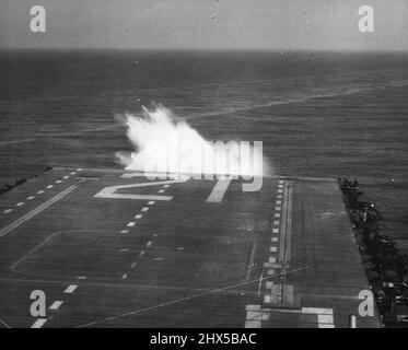 Japan Sea Splash -- Eine Wolke von Spray steigt in der Luft aus dem Bug von Boxer als Ltjg Droeges F4U Wagenräder und stürzt sich in das Meer. Bereits jetzt hat Boxer den Kurs geändert, um ein Eintauchen in das Flugzeug zu vermeiden. Auf diesem Foto sind etwa 20 Sekunden vergangen, seit Droegos Flugzeug zum ersten Mal in Schwierigkeiten geraten ist. Alle Augen werden nach vorne gespannt, wenn die entscheidende Sekunde erreicht wird, die entscheidet, ob LT. Droege überleben wird oder nicht. 19.Mai 1951. (Foto von einem offiziellen US-Navy-Foto) Stockfoto