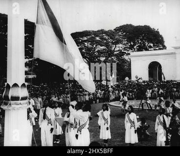 Indonesien feiert Unabhängigkeit - Indonesien feierte am 17. August den fünften Jahrestag ihrer Unabhängigkeitserklärung, zusammen mit der Gründung des indonesischen Einheitsstaates. Der Höhepunkt der beeindruckenden Zeremonie vor dem Präsidentenpalast Jakarta war das Heben der rot-weißen indonesischen Flagge auf einem speziell konstruierten Betonmast. Die Flagge ist die am 17 1945. August zum ersten Mal geflogene, als Präsident Soekarno die Unabhängigkeit Indonesiens verkündete und mit Ehrfurcht behandelt wird. 21. August 1950. (Foto von Associated Press Photo). Stockfoto