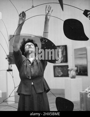 Peggy Guggenheim in Venedig auf der Internationalen Kunstausstellung in Venedig nimmt Peggy ***** ein Persönlich, um jedes ihrer „Stücke“ an seinen richtigen Platz zu bringen. Hier ist sie mit einer schönen Skulptur von Alexander Calder. 11. Januar 1949. (Foto von Interfoto). Stockfoto