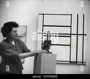 Peggy Guggenheim in Venedig Diese Holzskulptur von Jacques Lipchits ist der 'sitzende Pierrot' Jacques Lipchits'. 11. Januar 1949. (Foto von Interfoto). Stockfoto