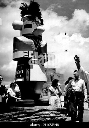 Vergrößerte Hopi zeremonielle Katcina-Puppe steht Wache am Tor zum Indian Village. 11. Dezember 1950. (Foto von Cowles Syndicate). Stockfoto