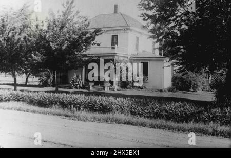 General Eisenhowers Familienhaus in Abilene, Kansas - hier verbrachte er seine Kindheit, und seine Eltern leben immer noch in dem weißen und angenehmen Haus. 13. Dezember 1945. (Foto von Pictorial Press). Stockfoto