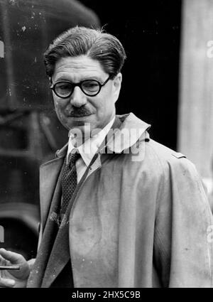 Psychiater Gibt Beweise Im Mordfall -- Dr. Whittaker. Der Londoner Psychiater Dr. Duncan Whittaker ging diese Woche vor Gericht, um Beweise für den Fall von Frau Ruth Ellis, dem 28-jährigen Modell der Ascheblondinen, zu liefern, die für schuldig befunden wurde, ihren Geliebten letzten Ostersonntag ermordet zu haben. Die Jury debattierte 25 Minuten, bevor sie ein Schuldspruch einlegte. Frau Ellis wurde zum Tode verurteilt. 20. Juni 1955. (Foto von Evening Standard). Stockfoto