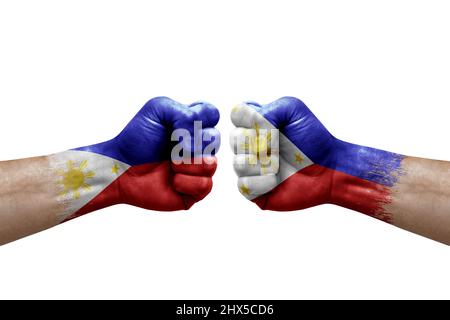 Zwei Hände schlagen sich gegenseitig auf weißem Hintergrund zu. Länderflaggen bemalten Fäuste, Konfliktkrisenkonzept zwischen den philippinen und den philippinen Stockfoto