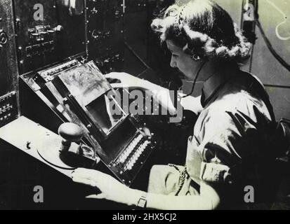 W.A.F. Radararbeiter -- eine Flugfrau, die Flugzeuge auf der Kathodenstrahlröhre plante. Seit 1939 arbeiten unter dem Schrankgeheimnis über 4.000 W.A.F.-Mitarbeiter an den durch Funkortung erzielten Luftsiegen. Sie haben feindliche und freundliche Flugzeuge, fliegende Bomben und Raketen, deutsche E-Boote und alliierte Handelsschiffe verfolgt und britische und alliierte Kampfflugzeuge zu feindlichen Flugzeugen geführt. Sie sind für die Verwendung und Wartung einiger der empfindlichsten und kompliziertesten Instrumente geschult, die je erfunden wurden, und haben ihre Aufgaben mit Begeisterung erfüllt, oft unter unbequemen Bedingungen Stockfoto