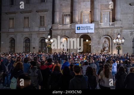 Barcelona, Spanien. 09. März 2022. Hundert Chorsänger haben sich zu einem Konzert für den Frieden in der Ukraine auf der Plaza de Sant Jaume gesellt. Barcelona. (Foto von Paco Freire/SOPA Images/Sipa USA) Quelle: SIPA USA/Alamy Live News Stockfoto