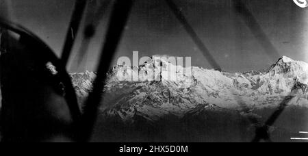 Houston Mount Everest Flight -- Aufnahme von Everest und Makalu aus dem Süden über den Motor des Flugzeugs. Makalu nach rechts, Chamlang und Lotsi im Vordergrund. 25. April 1933. Stockfoto