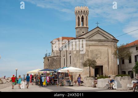 Slowenien, Küstenregion, Piran, Promenade und Kirche der Muttergottes der Gesundheit (St.-Clemens-Kirche) Stockfoto