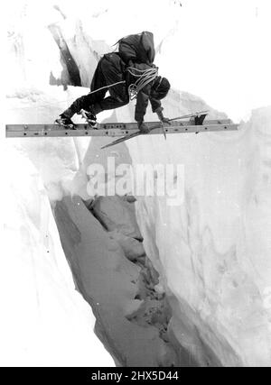 British Everest 1953 Expedition -- Ein Mitglied, das eine Spalte mit Hilfe einer der speziellen Lichtleitern überquert, die von der Expedition verwendet werden..Wenn es um die Markierung und Verbesserung der Route nach Lager II geht 21.Mai 1953. Stockfoto