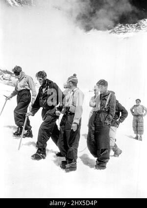 Britische Everest-Expedition 1953 -- Hillary und Tensing bei der Ankunft zurück auf dem Advanced Based. 19. Juni 1953. Stockfoto