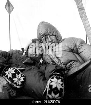 British Everest 1953 Expedition -- R.C. Evans, der in Gesellschaft von T. Bourdillon auf ***** klettert Vorher hatten sie die Bedingungen gezwungen, am 26. Mai ins Lager zurückzukehren, wie auf diesem Bild mit einem der sherpas der Unterstützerpartei zu sehen ist. 24. Juni 1953. Stockfoto