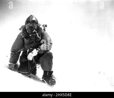 British Everest 1953 Expedition -- Ein Mitglied des ersten Angriffsteams, bestehend aus T. Bourdillon und R.C. Evans rast auf einer Höhe von über 27.000ft, bevor er den Aufstieg dieses ***** fortsetzt Eine Höhe von 28.000ft. 19. Juni 1953. Stockfoto