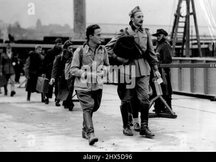 Diese italienischen Offiziershäftlinge, die in Sydney gelandet sind, scheinen angesichts der Aussicht auf einen längeren Aufenthalt in Australien nicht übermäßig niedergeschlagen zu sein. 16. August 1941. Stockfoto