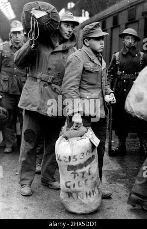 Italiener aus Deutschen kommen ***** Etwa 800 deutsche Gefangene, die auf dem italienischen Schlachtfeld gefangen genommen wurden, sind als Hafen auf dem Weg zur Internierung angekommen. ***** Ein kleiner Junge unter den Gefangenen. 1.Mai 1944. (Foto von British Official Admiralty Photo) Stockfoto