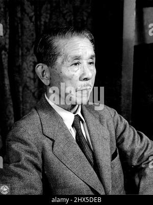 Angebliche große japanische Kriegsverbrecher: Koki Hirota, Premierminister von März 1936 bis Februar 1937 und Außenminister unter Saito, Okarh und Konove, ist einer der 25 angeblichen großen japanischen Kriegsverbrecher, die vor dem internationalen Militärgericht für den Fernen Osten in Tokio, Japan, vor Gericht gestellt werden. 25. August 1947. (Foto von Skinner, U.S. Army Signal Corps). Stockfoto