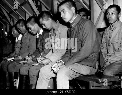 Japanische Kriegsverbrecher Gerichtsprozesse in Darwin. Die Japaner, die vor dem Kriegsverbrechergericht in Darwin vor Gericht stehen, machen sich Notizen, während die Anklagen gelesen werden. Auffallendes Bild der Japaner, die in Darwin wegen Gräueltaten an Australiern in Timor vor Gericht stehen. Sie kritzeln Notizen, während der Staatsanwalt die Anklagen umreißt. 04. März 1946. (Foto von Australian Official Photograph). Stockfoto