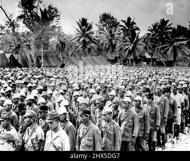 Rota Garrison Tritt In Guam Stockade Ein: Sechsundzwanzig japanische Truppen, die früher die Garnison der übergebenen Rota gebildet hatten, stehen innerhalb der Grenzen der Kriegsgefangenenlager am 5. September in Guam, nachdem sie von ihrer Sperrinsel zur großen amerikanischen Basis gebracht worden waren, 50 Meilen in den Süden. 24. September 1945. (Foto des U.S. Marine Corps Photo). Stockfoto